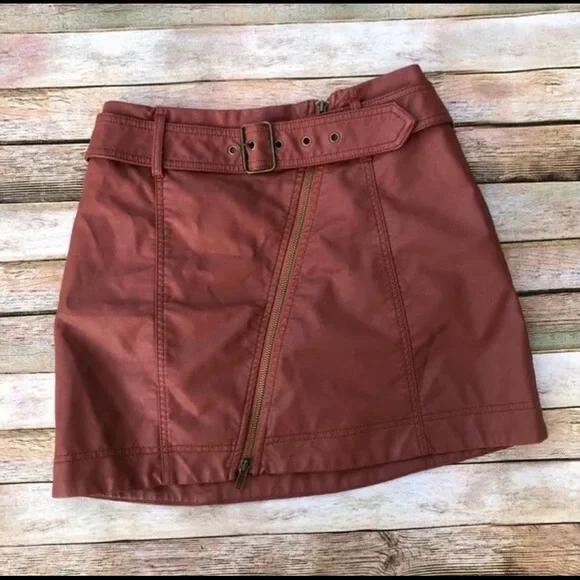 - Size 4 Free People Feelin Fresh Faux Leather Skirt - Picture 2 of 6